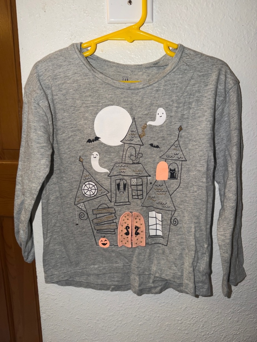 GAP Gray Long-Sleeve Tee with Halloween Haunted House Graphic